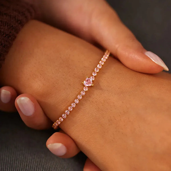 Gold-tone bracelet with a sparkling heart-shaped zircon detail