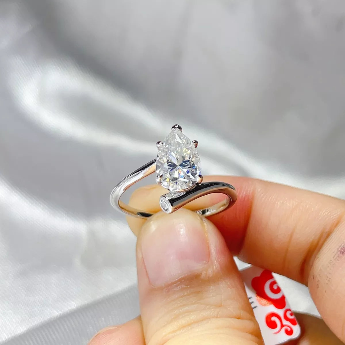 Detail of the ring band and brilliant moissanite stone