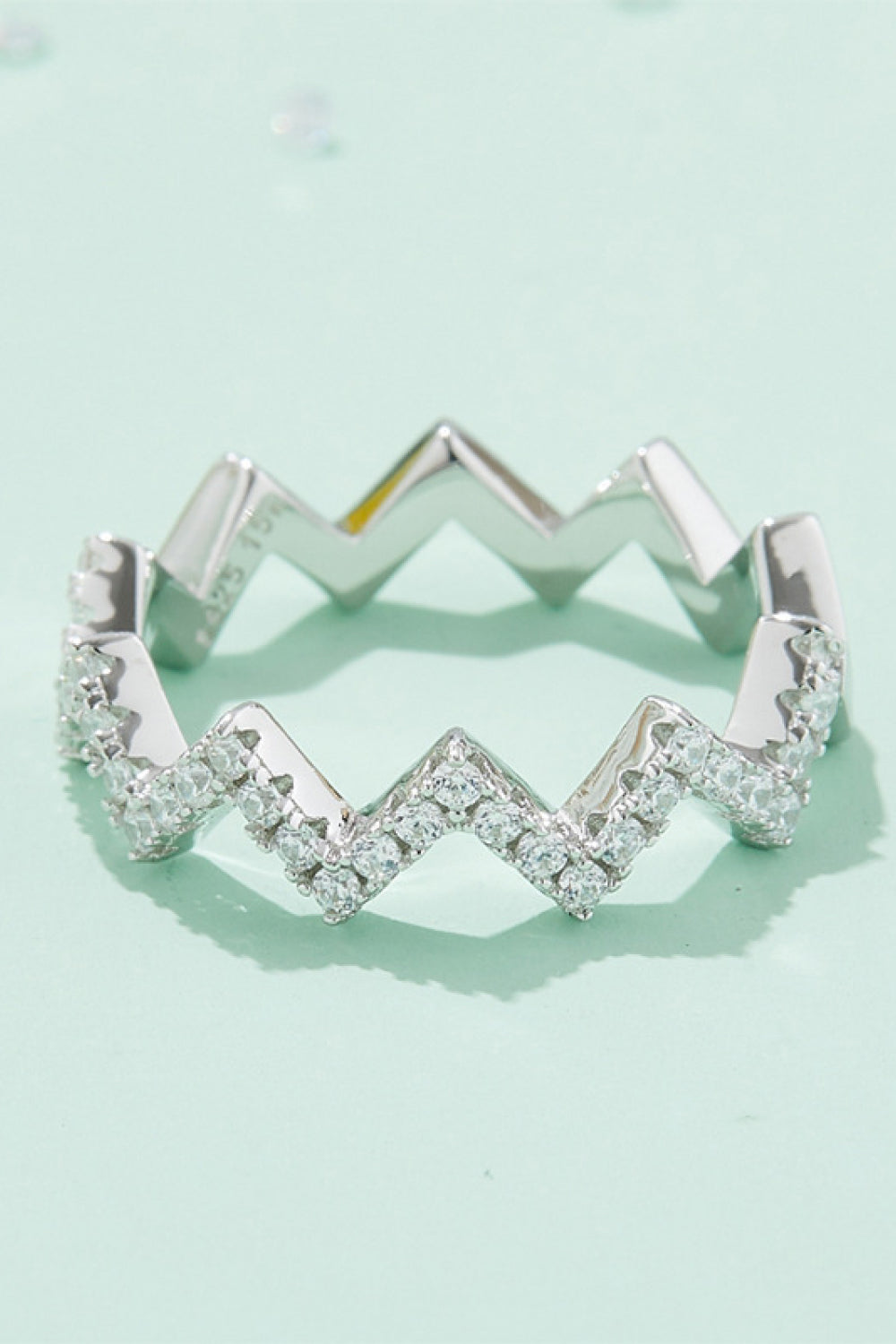 0.38 carat moissanite wavy band ring in platinum-plated 925 sterling silver, close-up