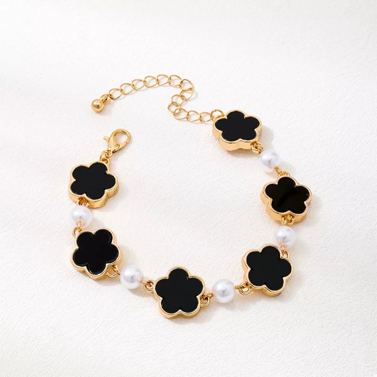 18k gold-plated alloy flower bracelet, detail view