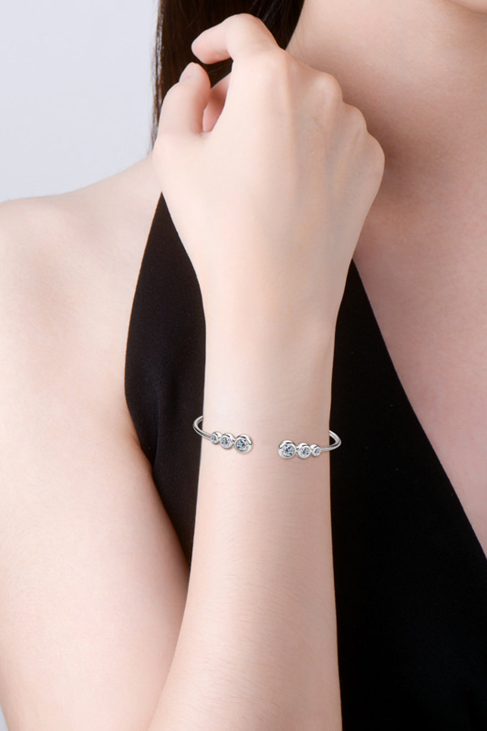 Gold-plated moissanite bracelet with a sparkling centre stone