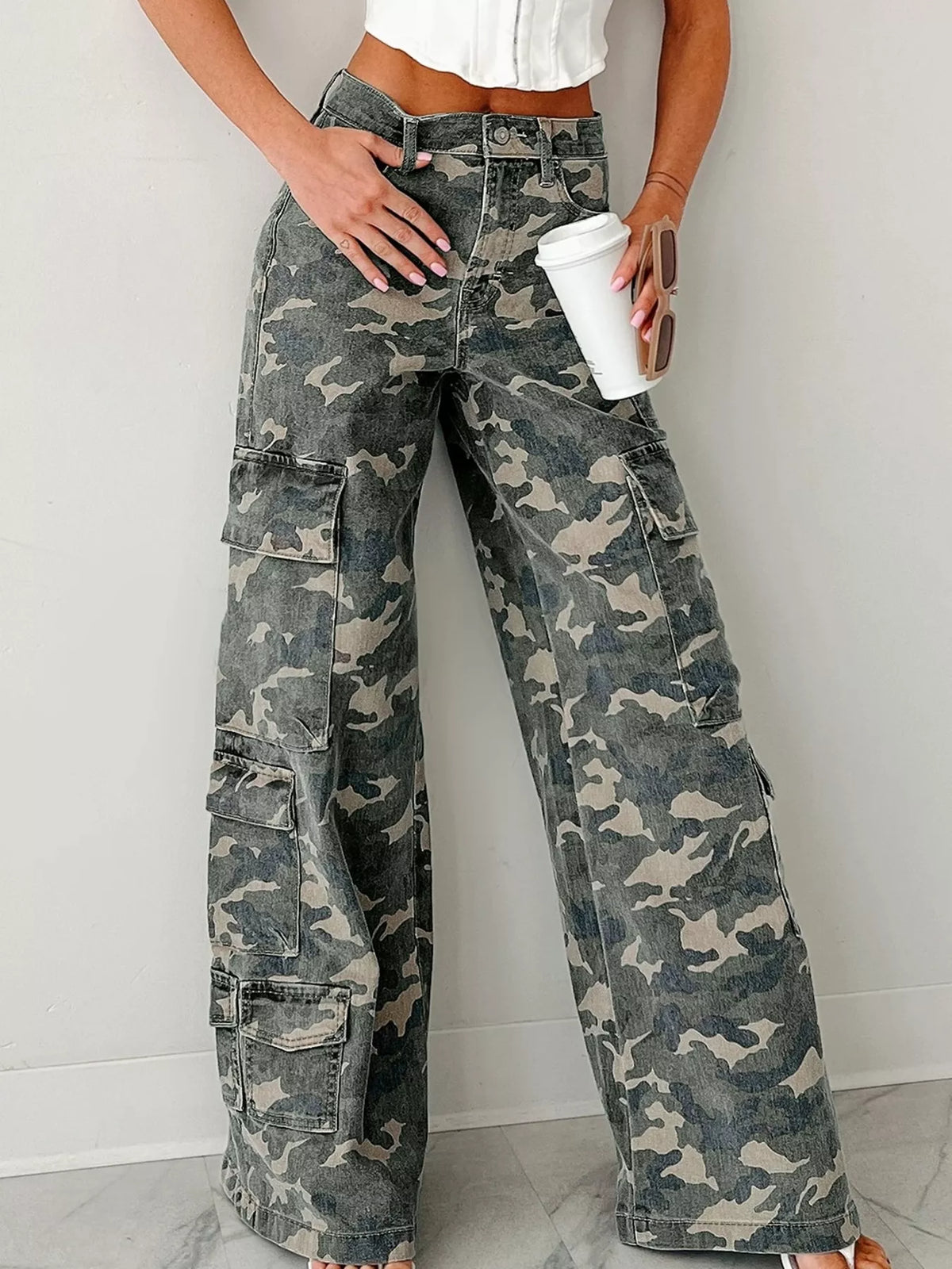 Green camouflage-print wide-leg cargo jeans with pockets