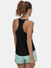 Three-quarter front view of scoop neck active tank