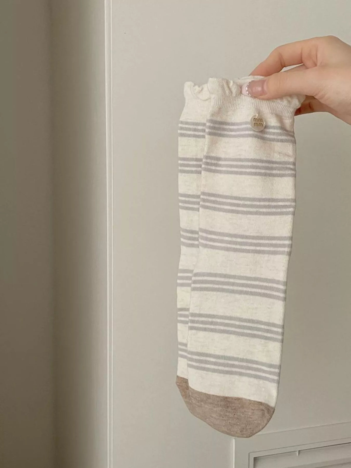 Cream argyle mid-calf sock worn with sneakers