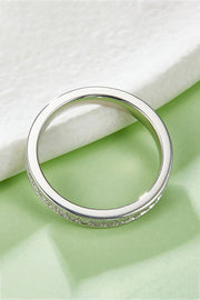 Back view of the plain band against pale green fabric.